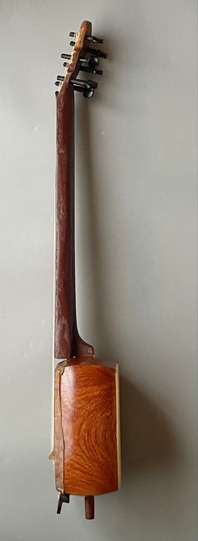 超個性派フレットレスギター　三味線ボディ×魚皮張り　ショートスケール　ケース付