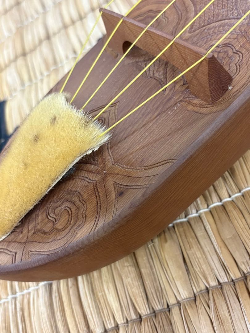 アイヌ　トンコリ　彫刻入　トンコリ工房イノンノ製　三味線弦　美品　五弦琴　古桂材