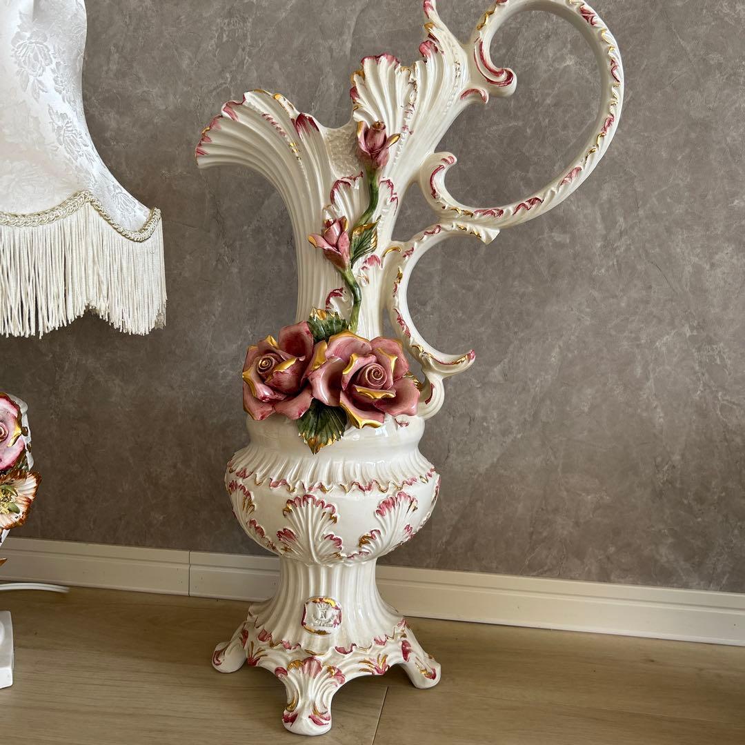 イタリア　カポディモンテ　クラシックフラワーモチーフランプ　フラワーベース