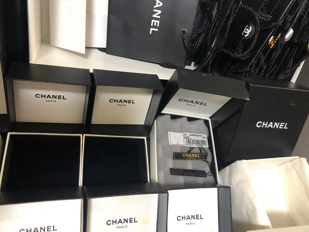 シャネル　アクセサリー用箱　バッグ用箱　ピアス、ネックレス等に