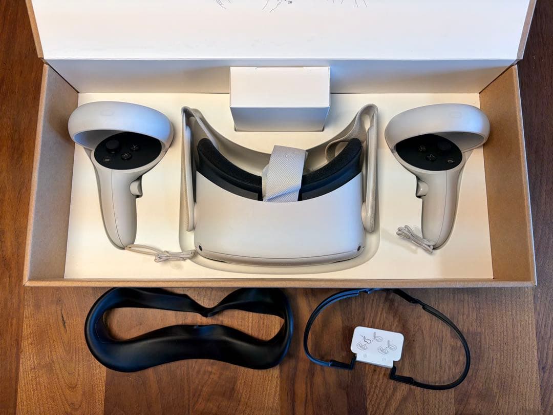   Quest 2 VRヘッドセット 本体とコントローラー