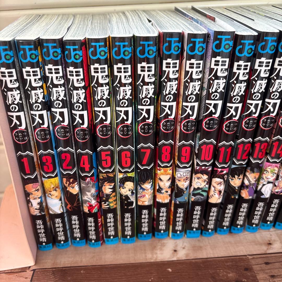 鬼滅の刃1〜23巻ポストカード缶バッジキャラシール付き