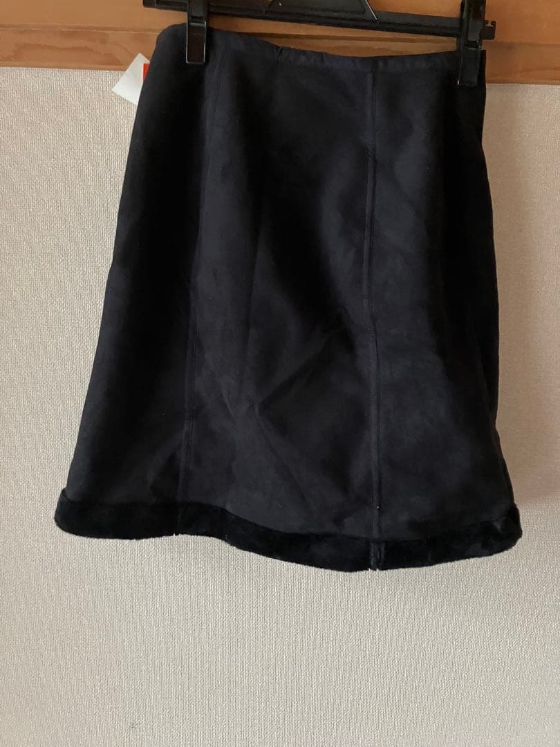 グリーンクラブスヌーピー刺繍入り黒ミニスカート新品タグ付黒ボア冬向き7号