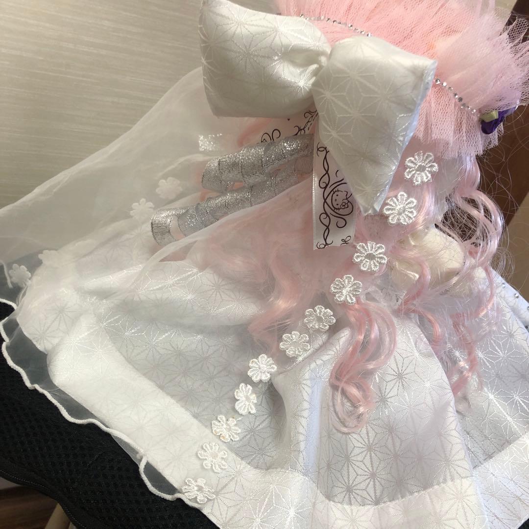 ウェディングドレスを着たハローキティ