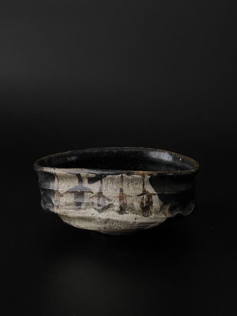 黒織部沓形茶碗 吊柿文様 共箱