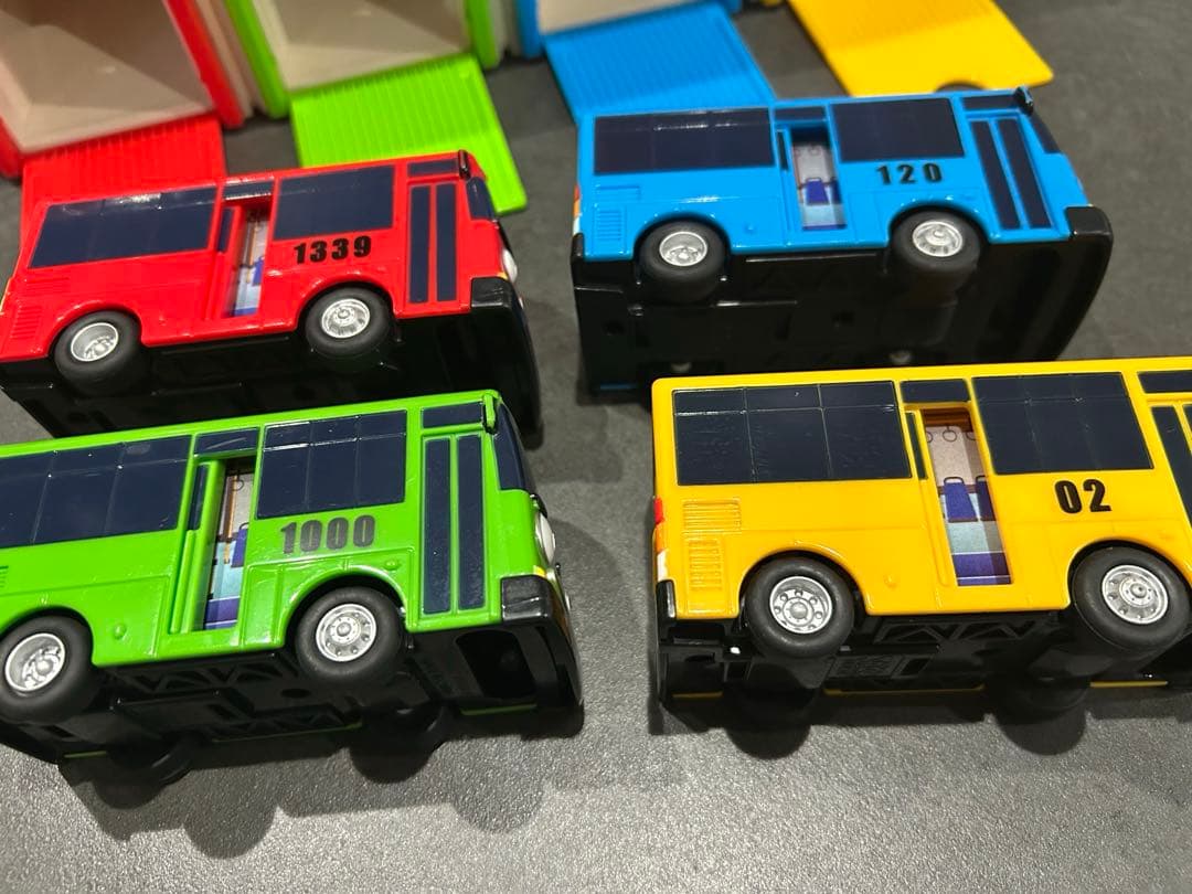ちびっこバス　TAYO タヨ　ロギ　ガニ　ラニ　韓国限定品　バス車庫　ガレージ