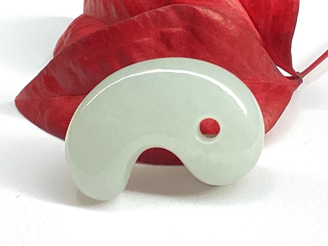 ✳氷翡翠*アイスジェダイトの最高峰の勾玉‼️ 品質*お値段比べてください‼️鑑別書付