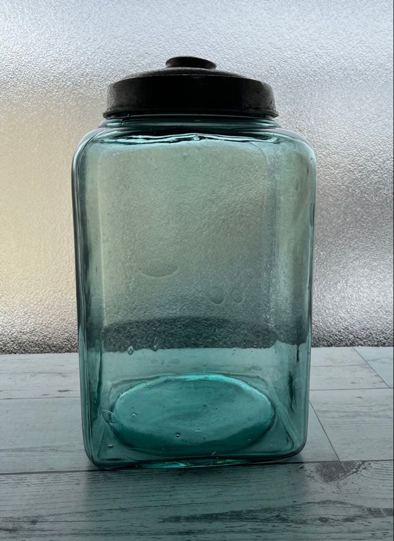 【気泡たっぷりガラス瓶】昭和レトロ　ブルー系　蓋付きガラス瓶