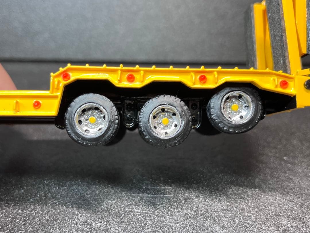 【アイル】　1/50 3軸低床トレーラー自動あゆみ付 建機 SCANIA