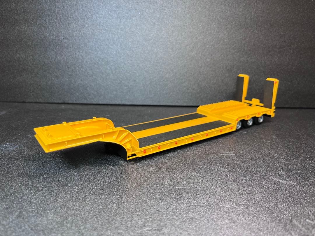 【アイル】　1/50 3軸低床トレーラー自動あゆみ付 建機 SCANIA