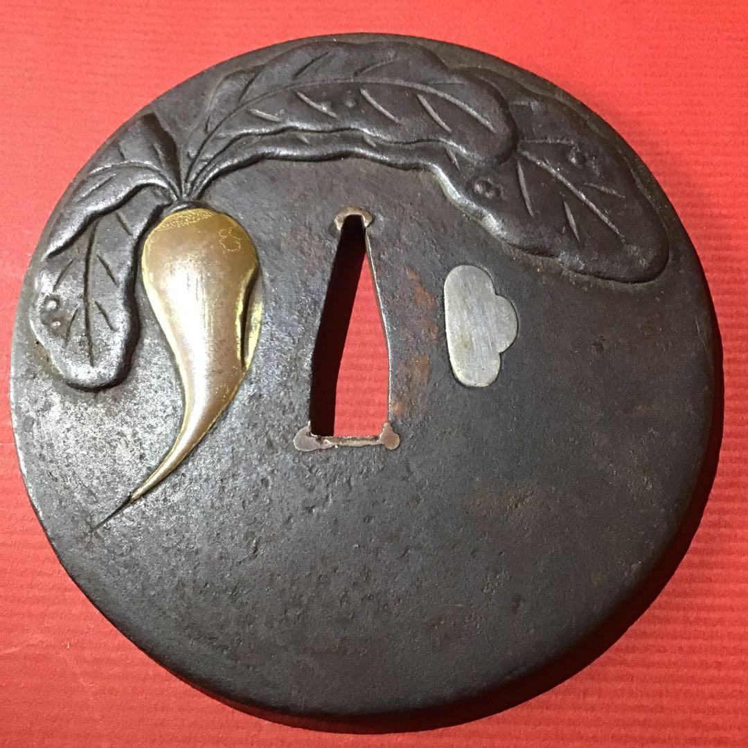 鉄地高彫色絵象嵌「蕪」図　大鍔　笄櫃銀埋　江戸時代保証　　　　書鍔箱