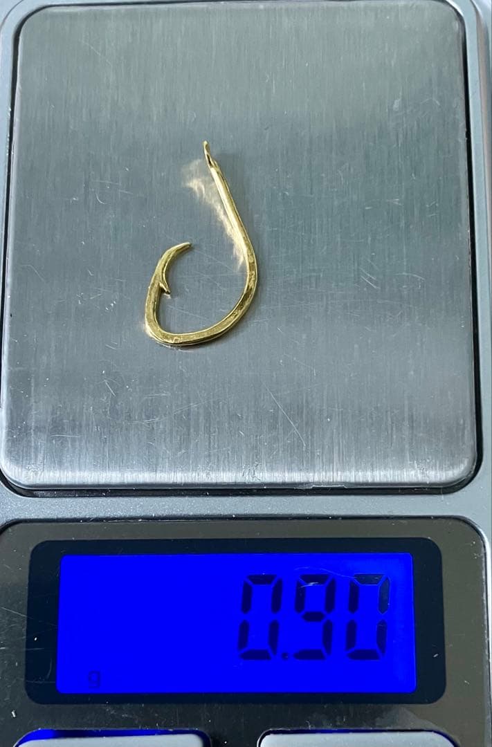 飾り盾　純金製の釣り針(K24刻印　約0.9グラム)