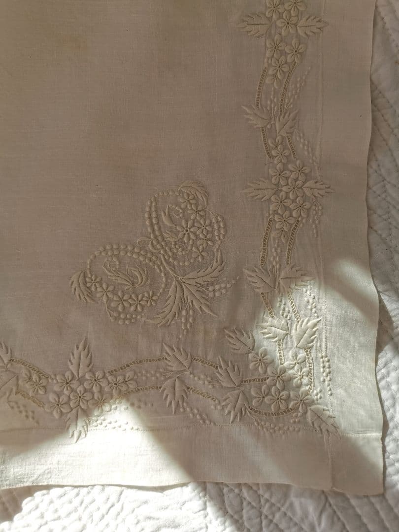 アンティーク 小花と実と葉の精緻なエンブロイダリー マリアージュハンカチーフ