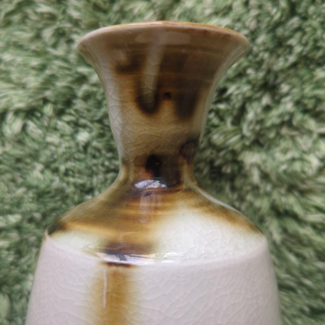 青緑色の葉模様の陶器花瓶