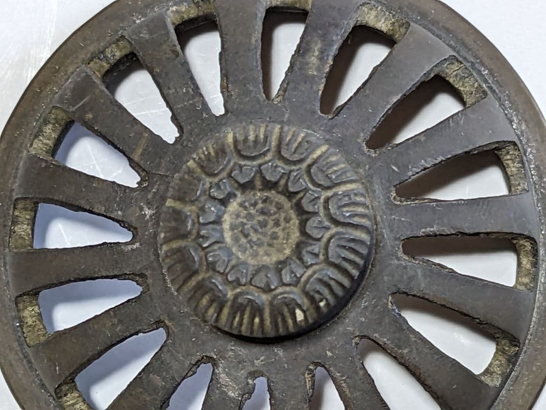 ♦高岡銅器 透し火屋蓋 袴形 三足香炉 銅器 唐金 香道具 置物 飾り 骨董品