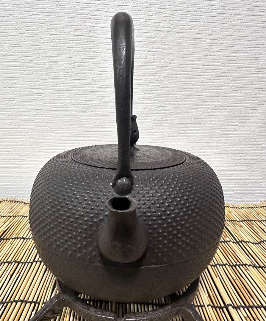 新品、供箱等付属品付　南部藤枝工房　藤枝昌行作　１５型アラレ　南部鉄瓶　南部鉄器