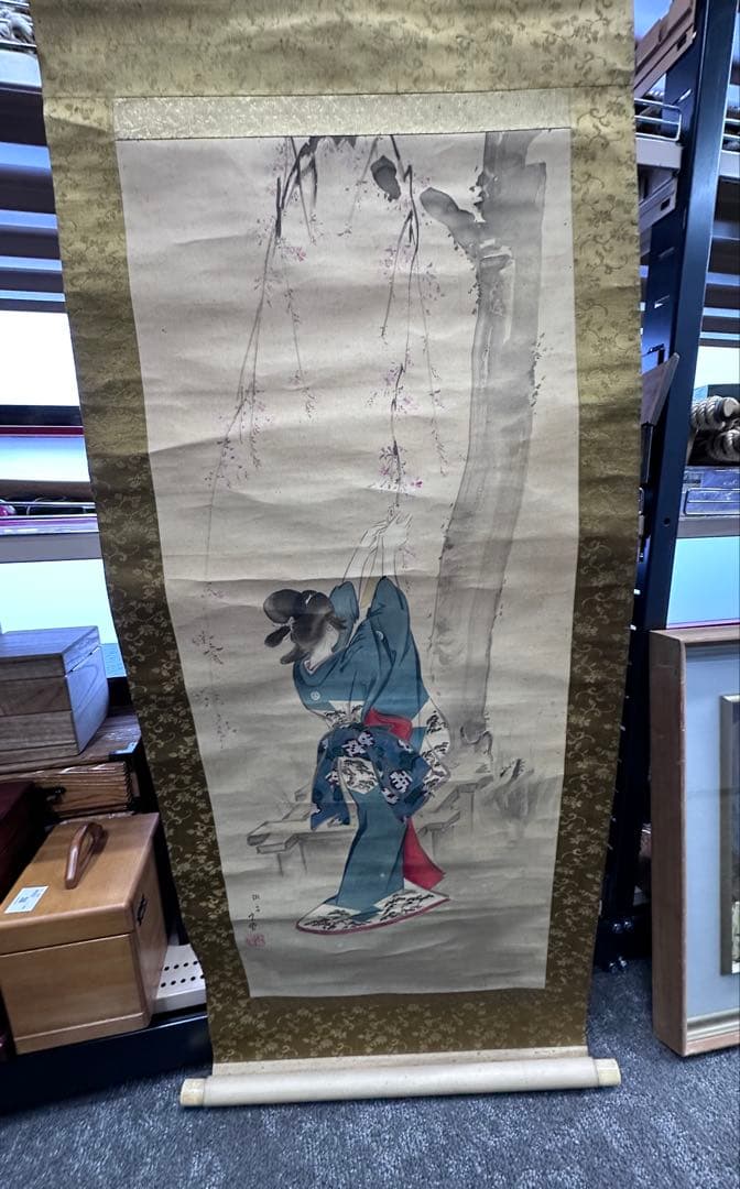 伝統的な日本の掛軸「桜を触る着物美人図」絹本 肉筆 共箱付き 掛け軸