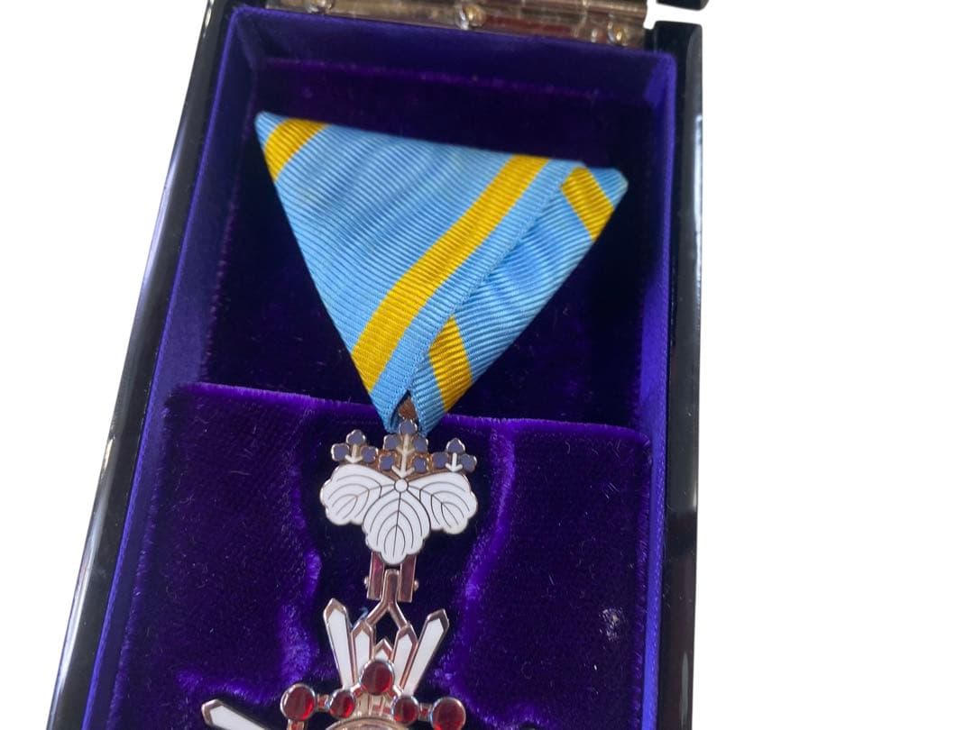 瑞宝双光章 H27年　制度改正後 新型タイプ 本物保証 勲章 純銀製　安倍晋三