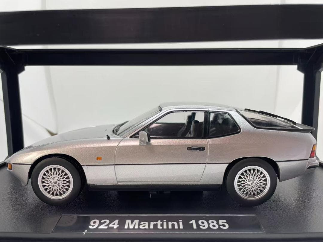 301-040 KK 1/18 ポルシェ 924 Martini 1985