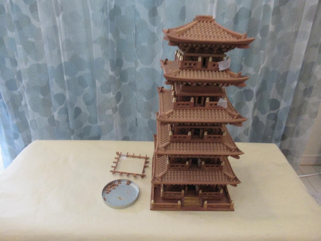 【修理品】五重塔模型　　大きさ：幅約２２×奥行２２×高さ６０ｃｍ　縮尺約１／５０