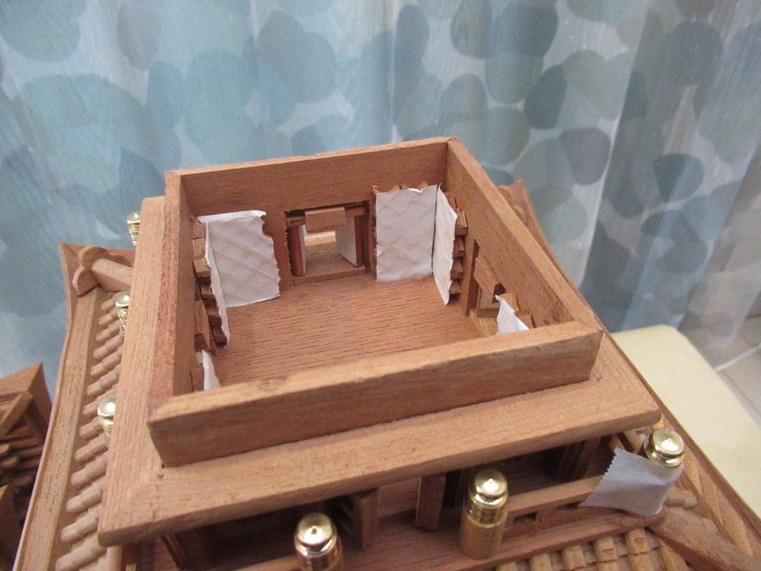 【修理品】五重塔模型　　大きさ：幅約２２×奥行２２×高さ６０ｃｍ　縮尺約１／５０