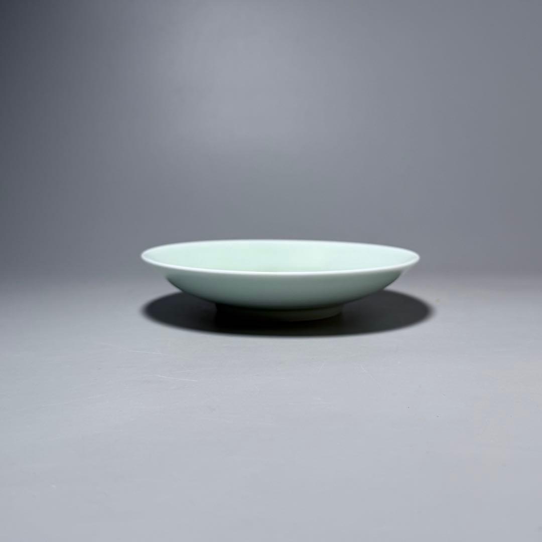 人間国宝　井上萬二　作　青白磁牡丹彫文　皿　高級ライン　直径16.8cm