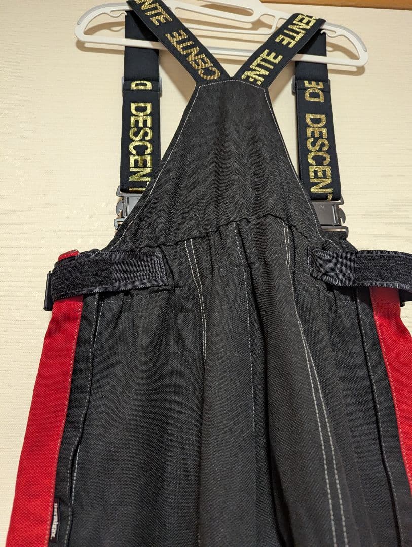 DESCENTE サスペンダー付きオーバーオール 黒赤