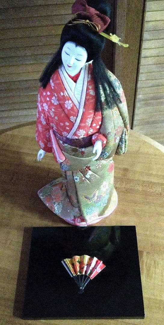 木目込人形 赤と金の着物