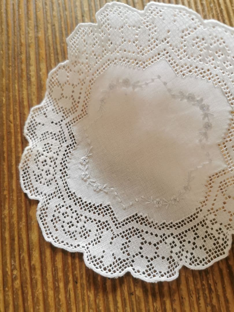 アンティーク フィレレース＆アペンツェル 白糸小花刺繍 フラワー型リネンドイリー