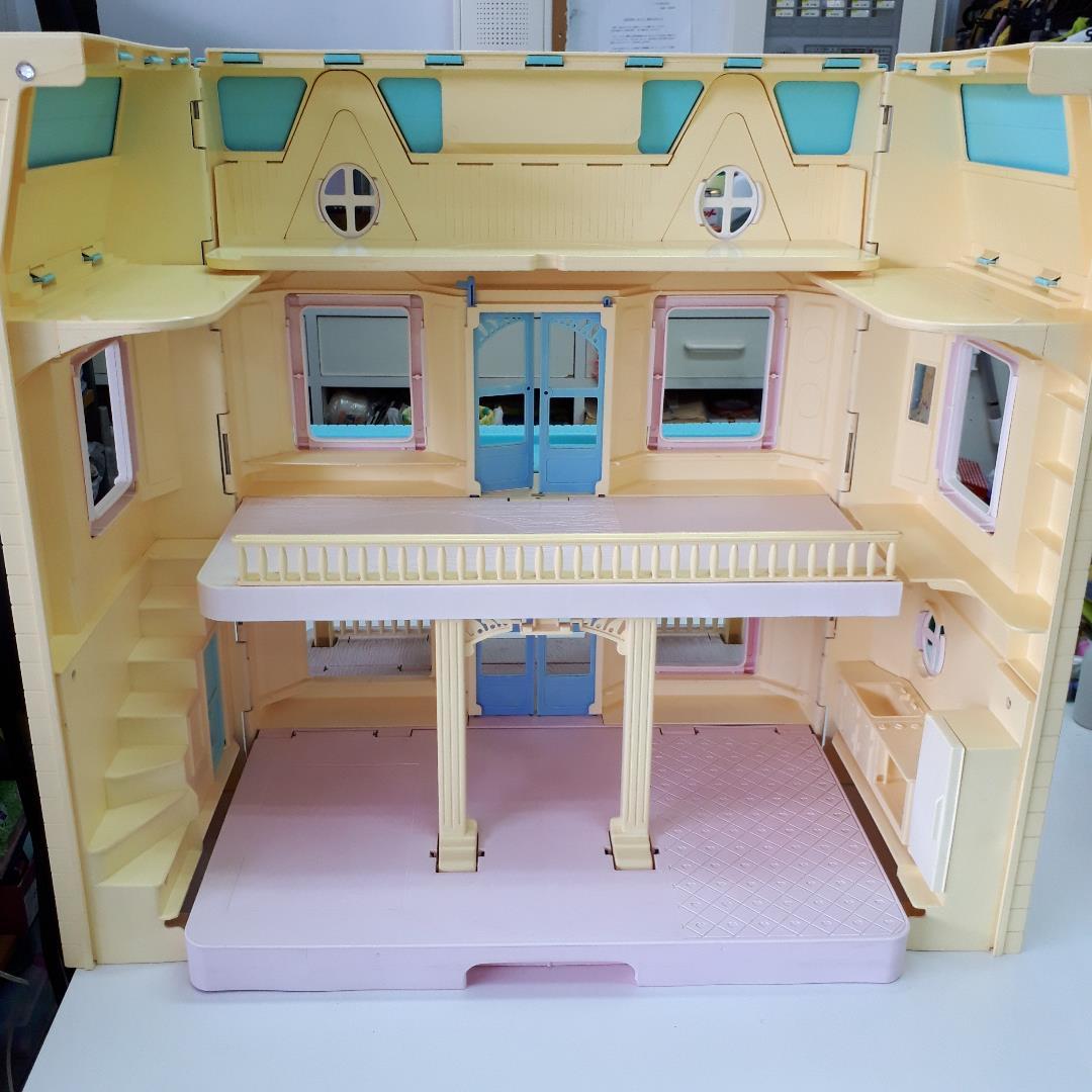フィッシャープライスのプラ製ドールハウス　家具人形付き