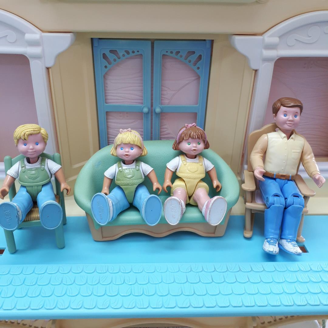 フィッシャープライスのプラ製ドールハウス　家具人形付き