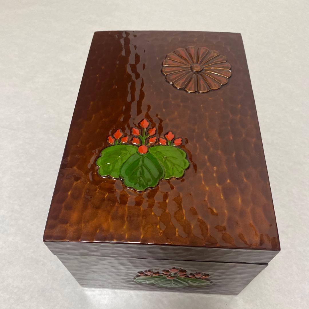 木製茶箱　菊桐彫模様色付き　未使用