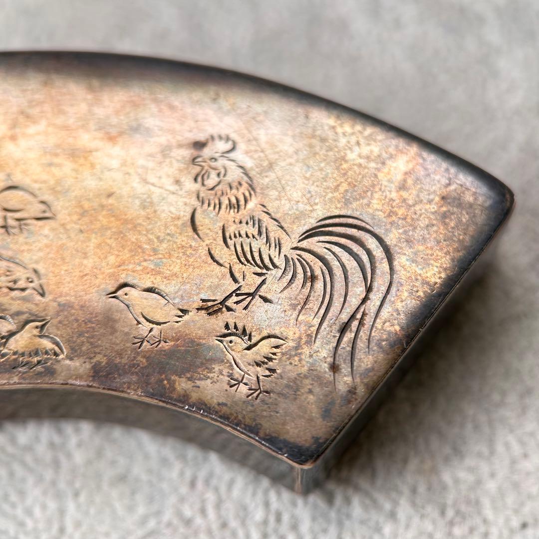 A扇形の小物入れ 鶏の彫刻 銀色 金属製 レトロ 雰囲気 約47.8g