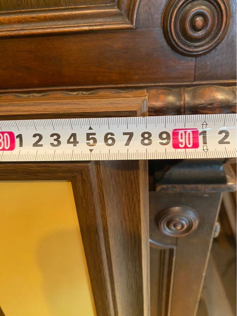 ベルナール カトラン 赤いテーブル 花束