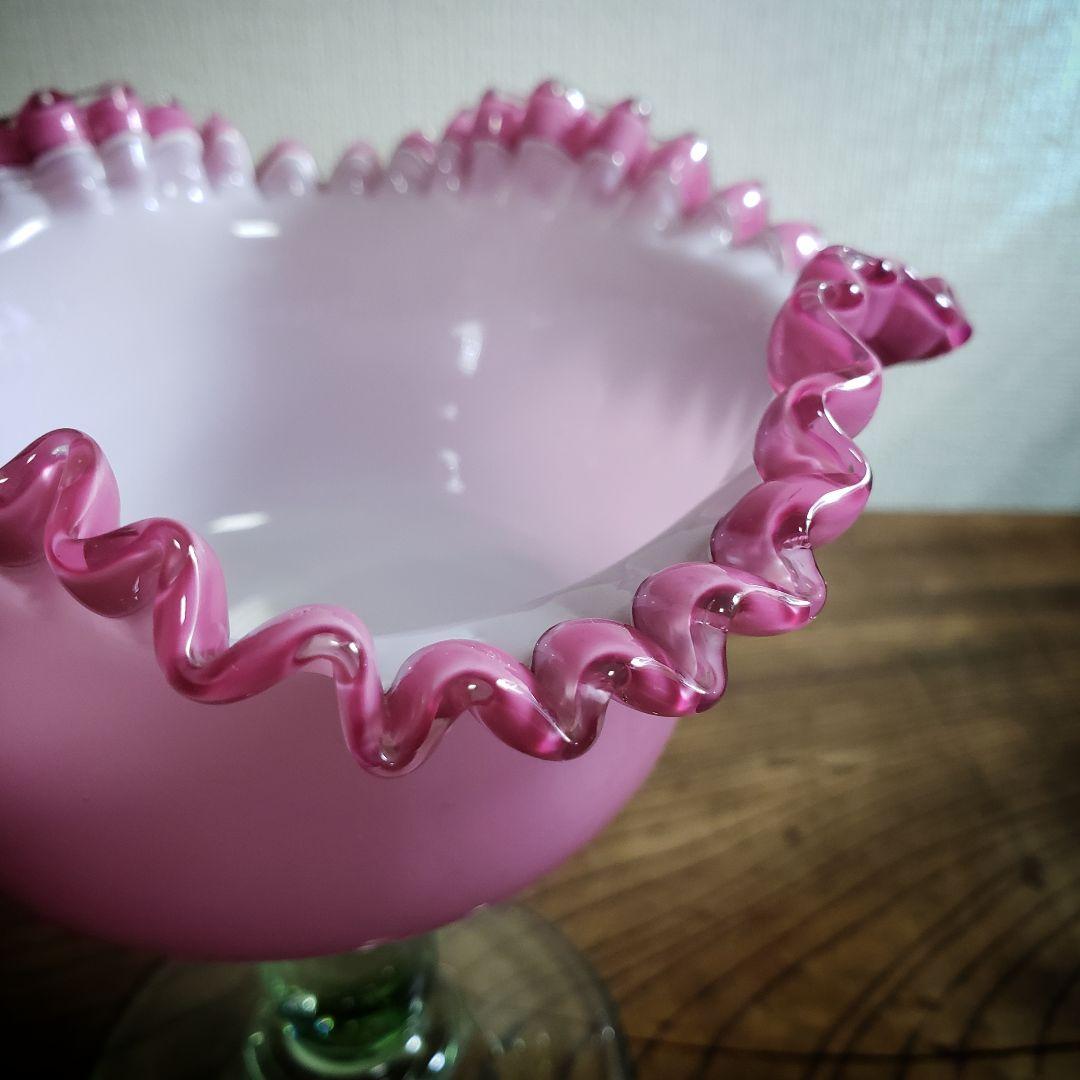 乳白地桃色被し　色ガラス　輪花　コンポート　ウランガラス　氷コップ