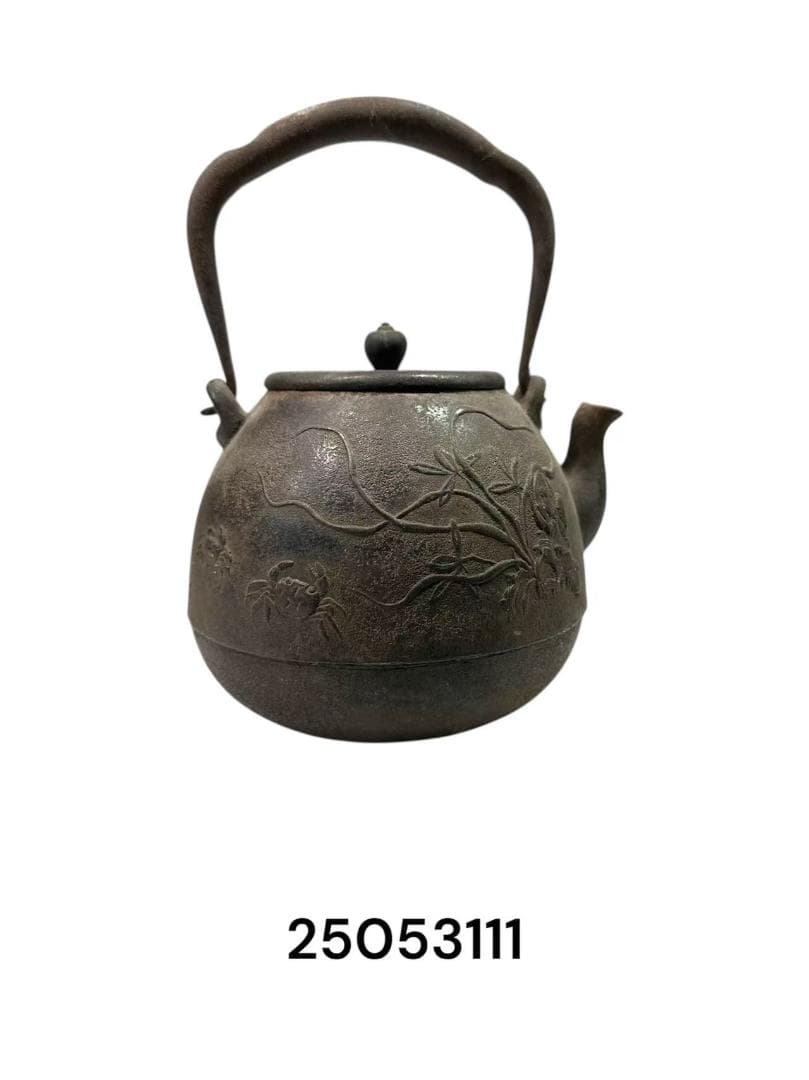 光龍堂作 鉄瓶（鉄壺） 蟹と花紋入り 龍堂印あり