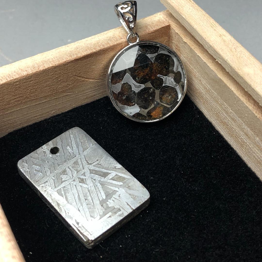 パラサイト隕石　アルタイ隕石 ペンダントトップ　隕石　 重さ約23ｇ　共箱