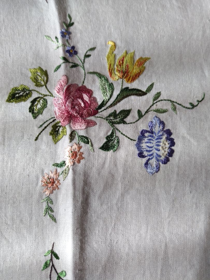 白色地花柄刺繍 テーブルクロスハンドメイドビンテージ
