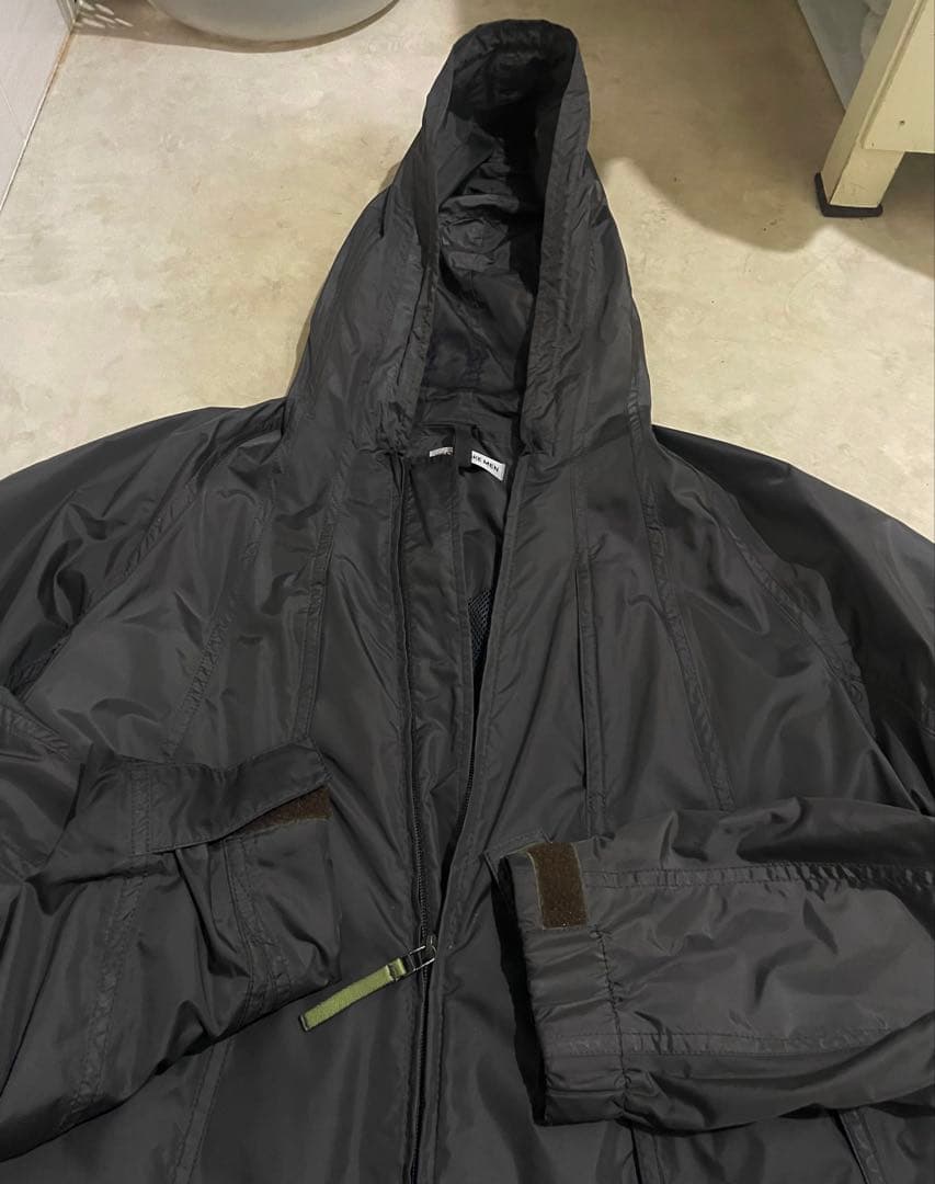 ISSEY MIYAKE MEN ダークグレーウィンドブレーカー