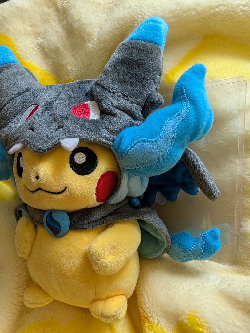 ポケセン限定 ぬいぐるみ メガリザードンXのポンチョを着たピカチュウ