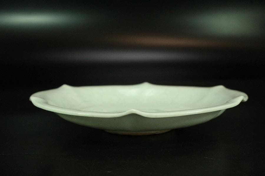 中国美術 白磁 刻草花紋 盤 φ15cm 影青(K-XA681)