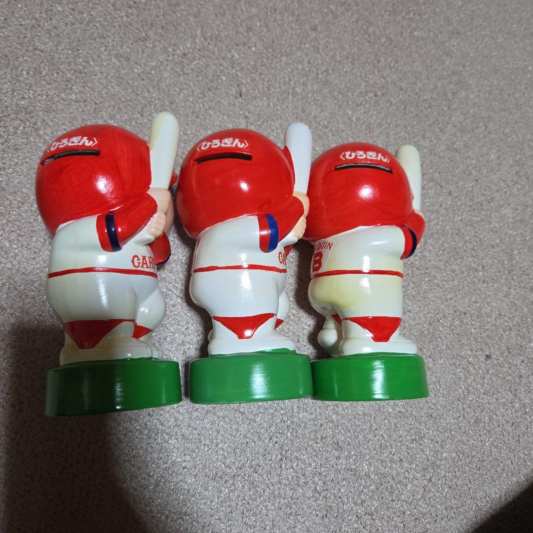 カープ×広銀　昭和５９年V4.J3記念貯金箱3つ、カープメモ帳3つ