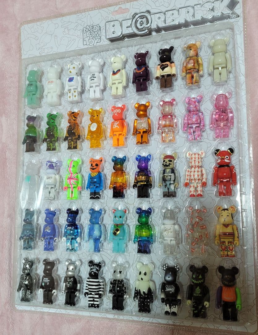 ベアブリック100% 未使用 45体ブリックボード付