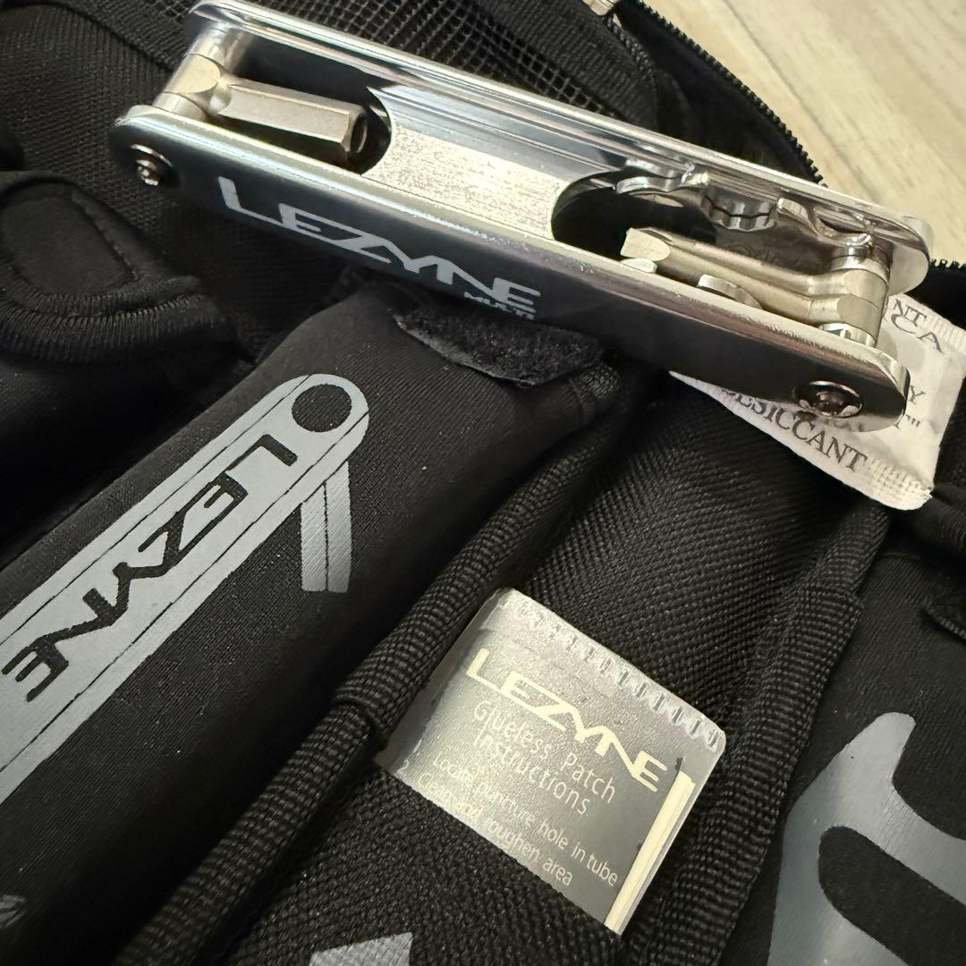 【新品・タグ付】LEZYNEの多機能ツールキット、ブラックのジッパーケース