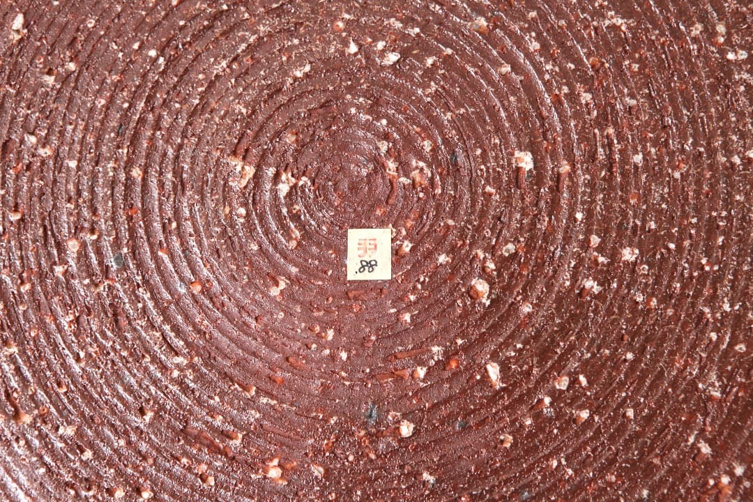 陶芸家：日本工芸会会長賞受賞の羽石修二 窯変炭化大皿 1988年