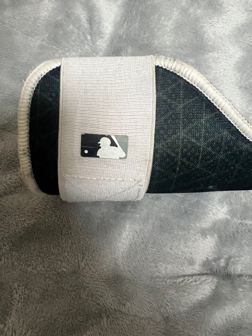 MLB エルボーガード ブラック ホワイト　マークなし高校野球対応