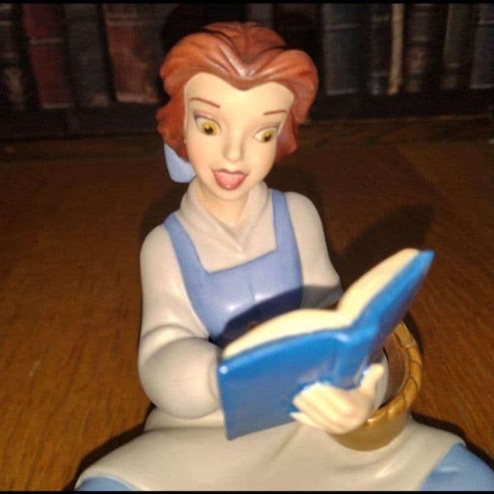 ディズニー　美女と野獣　ベルと羊　フィギュア