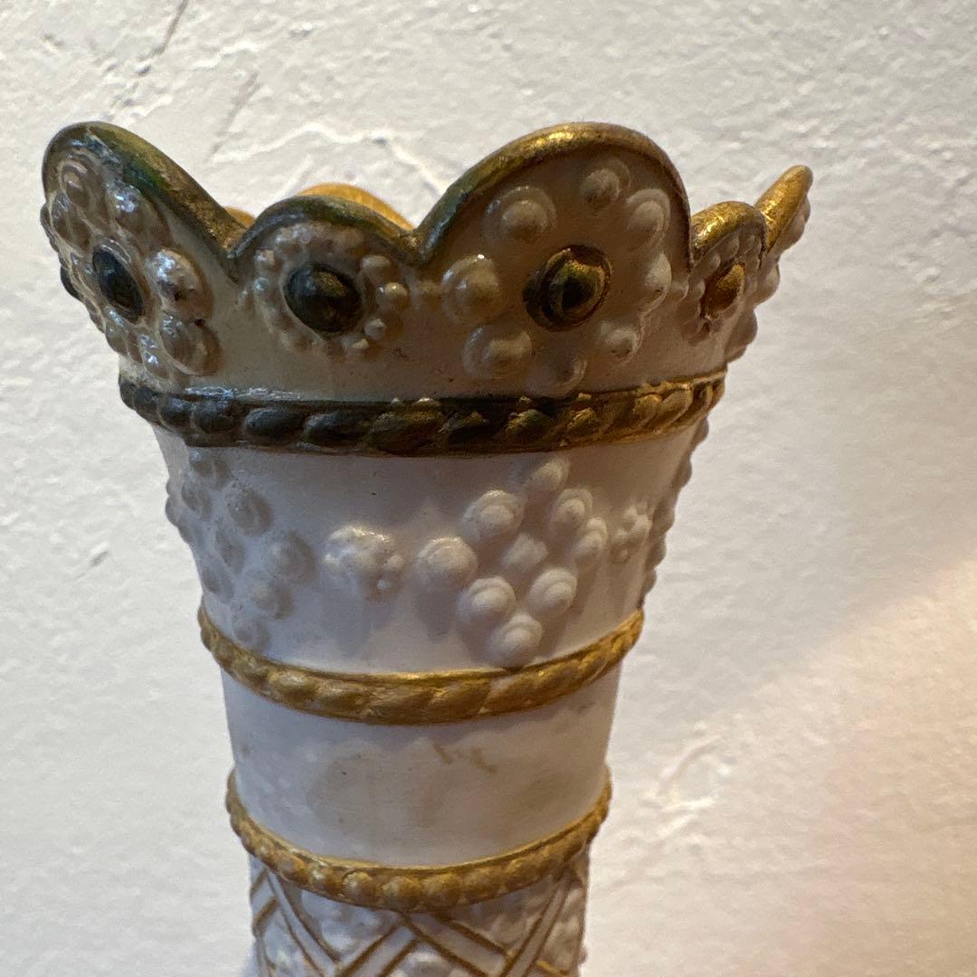 エレガントな金色装飾の花瓶