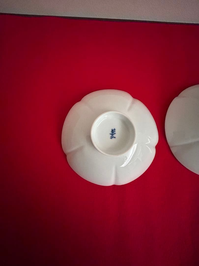 【井上萬二】有田焼　重要無形文化財　人間国宝　白磁花形銘々皿　ニ客