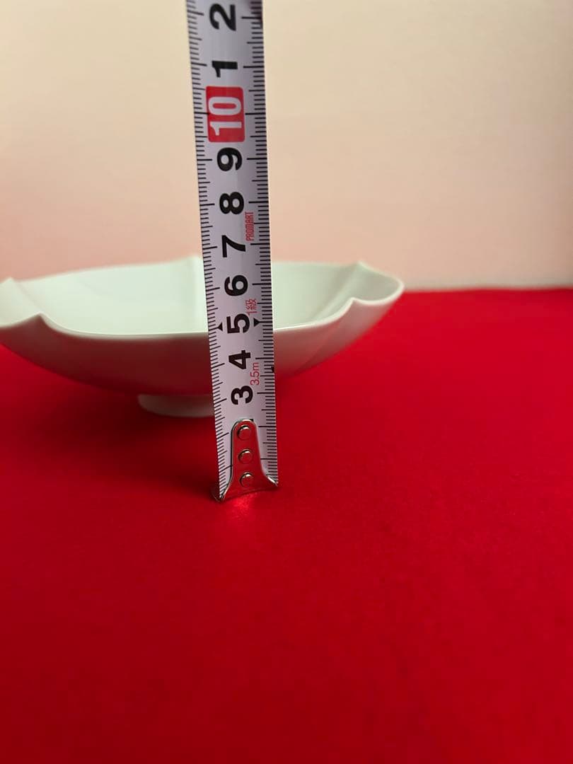 【井上萬二】有田焼　重要無形文化財　人間国宝　白磁花形銘々皿　ニ客